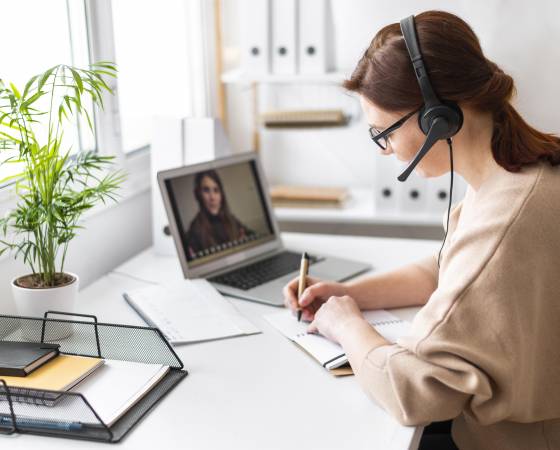 Ragazza che segue un corso