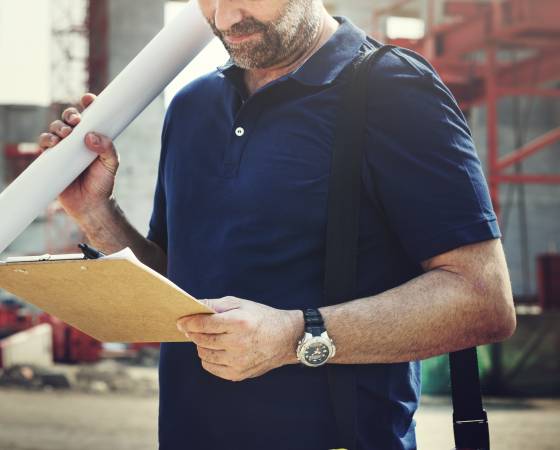 Uomo con piano operativo sicurezza