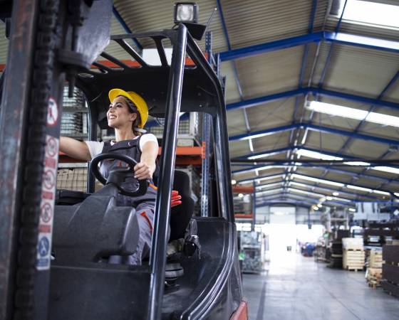 carrellista a lavoro